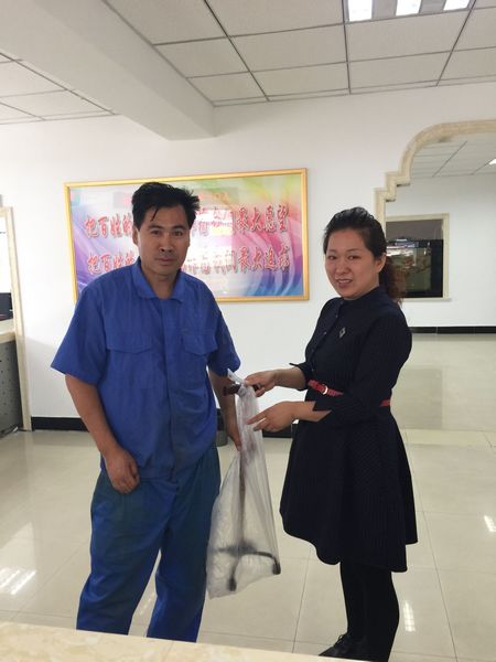 1445828690930324.jpg 图为小房身社区的工作人员为残疾人发放辅助器具.jpg