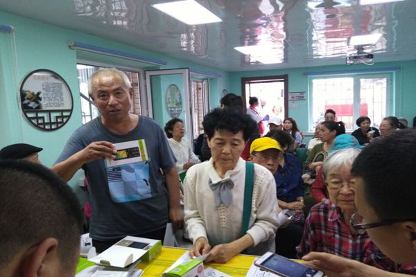 1495161486430992.jpg 空巢残疾人老年人送手机.jpg