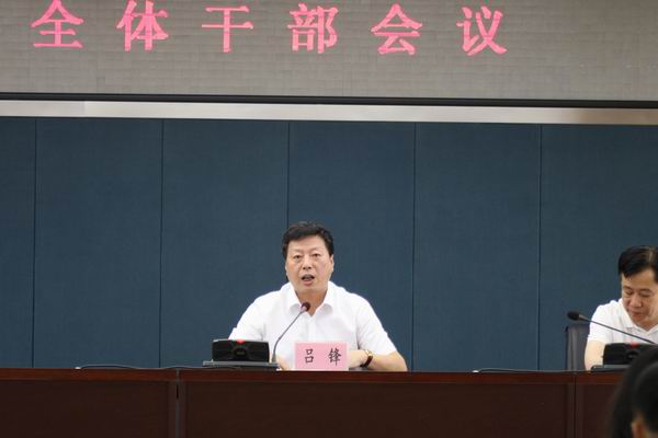 图为吕锋副市长在尹晓民理事长的陪同下视察工作.JPG