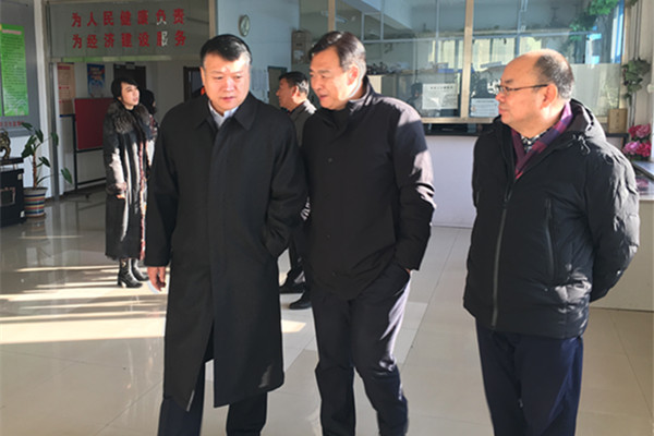 图为尹晓民理事长(左)正在听取经开区管委会副主任王大鹏(中)的汇报