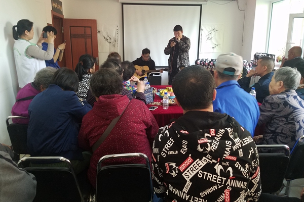 1526880692907696.jpg 艺术学院的学生表演歌曲串烧.jpg