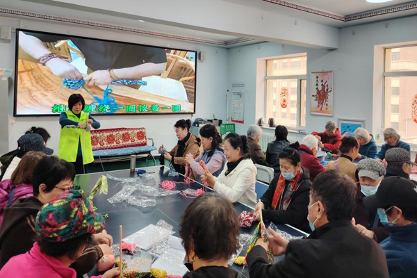 前进街道宇光社区开展“艾草凝情</em>，<em class='wa-mark'>共制养生锤”手工制作活动图片1.png