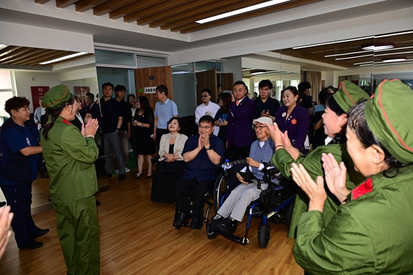 1756705886188335.jpg 参观2.jpg